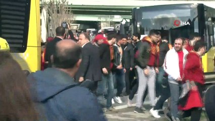 Galatasaraylı taraftarlar stada geldi