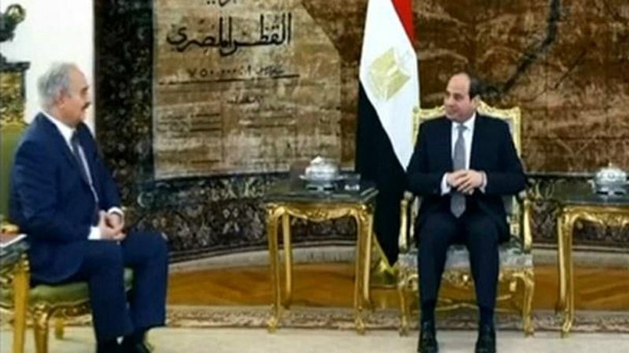 السيسي يلتقي المشير حفتر ويدعم "جهود مكافحة الإرهاب" في ليبيا