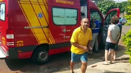 Mulher prende a mão em cilindro e é socorrida