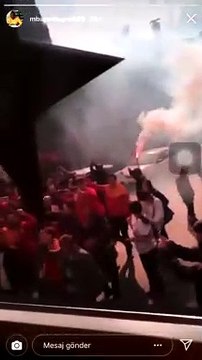 Galatasaraylı futbolcu Sinan Gümüş, Floryadan hareket ederken takım otobüsünün önünü kesen sarı kırmızılı taraftarlar için Hepsi Suriyeli yemin ediy