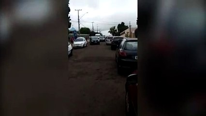 Mulher reclama de rua estreita perto de escola do Bairro Neva
