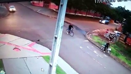 Câmeras flagram Saveiro e bicicleta batendo no Santa Felicidade