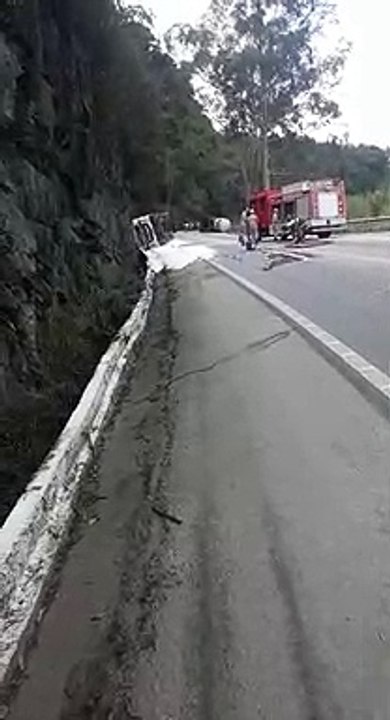 Carreta com combustível tomba e interdita a BR 262