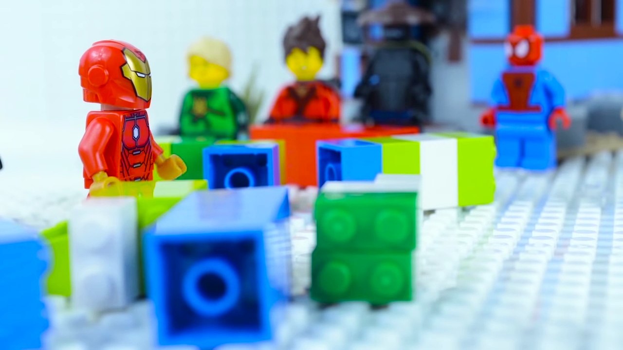 LEGO Hulk STOP MOTION W/ Hulk vs Red Hulk: Racing | LEGO Hulk Brick Building | By LEGO Worlds