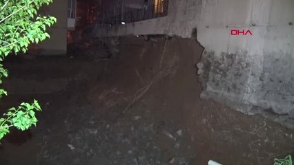 İstinat Duvarı Çöktü, Otomobil Askıda Kaldı