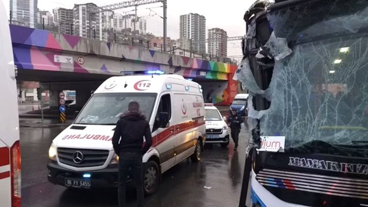 Ankara Özel Halk Otobüsü Kaza Yaptı: 10 Yaralı