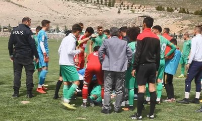 Genç futbolcu sahada bir anda yere yığıldı