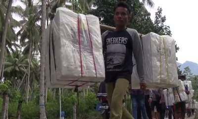Perjuangan Tukang Pikul Kotak Suara Menembus Daerah Terpencil