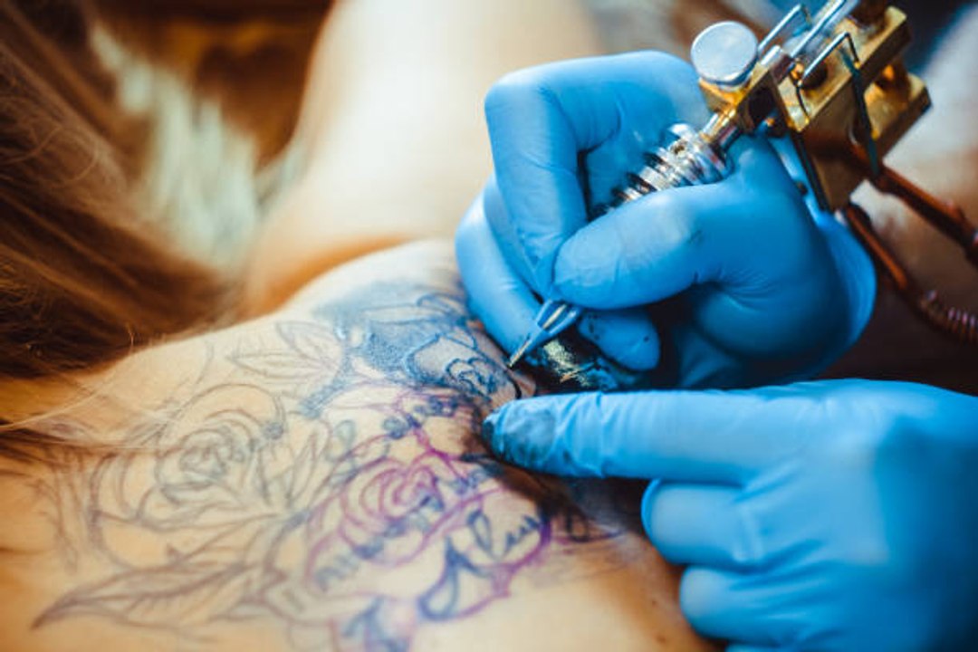 L'encre des tatouages, un danger pour la santé ?