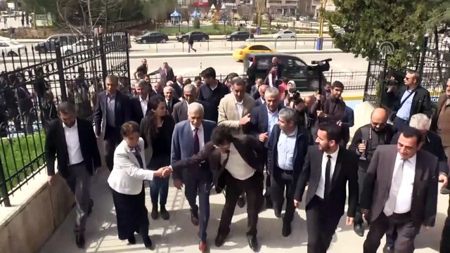 Mardin Büyükşehir Belediye Başkanı Ahmet Türk, mazbatasını aldı