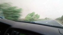 Effrayant : une énorme tempête s'abat sur ce conducteur qui ne voit plus rien