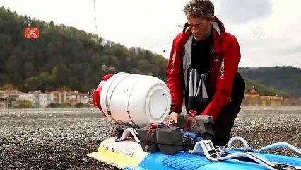 Sörf tahtasıyla dünyayı geziyor