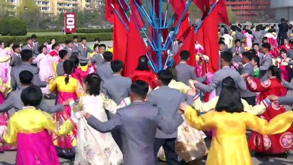 Norte-coreanos prestam homenagem a Kim Il Sung