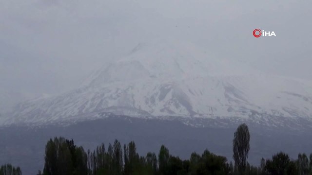 Bulutlarla bütünleşen Ağrı Dağı iltişamıyla görenleri kendine hayran bıraktı