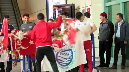 Spor Milli Güreşçiler Yurda Döndü