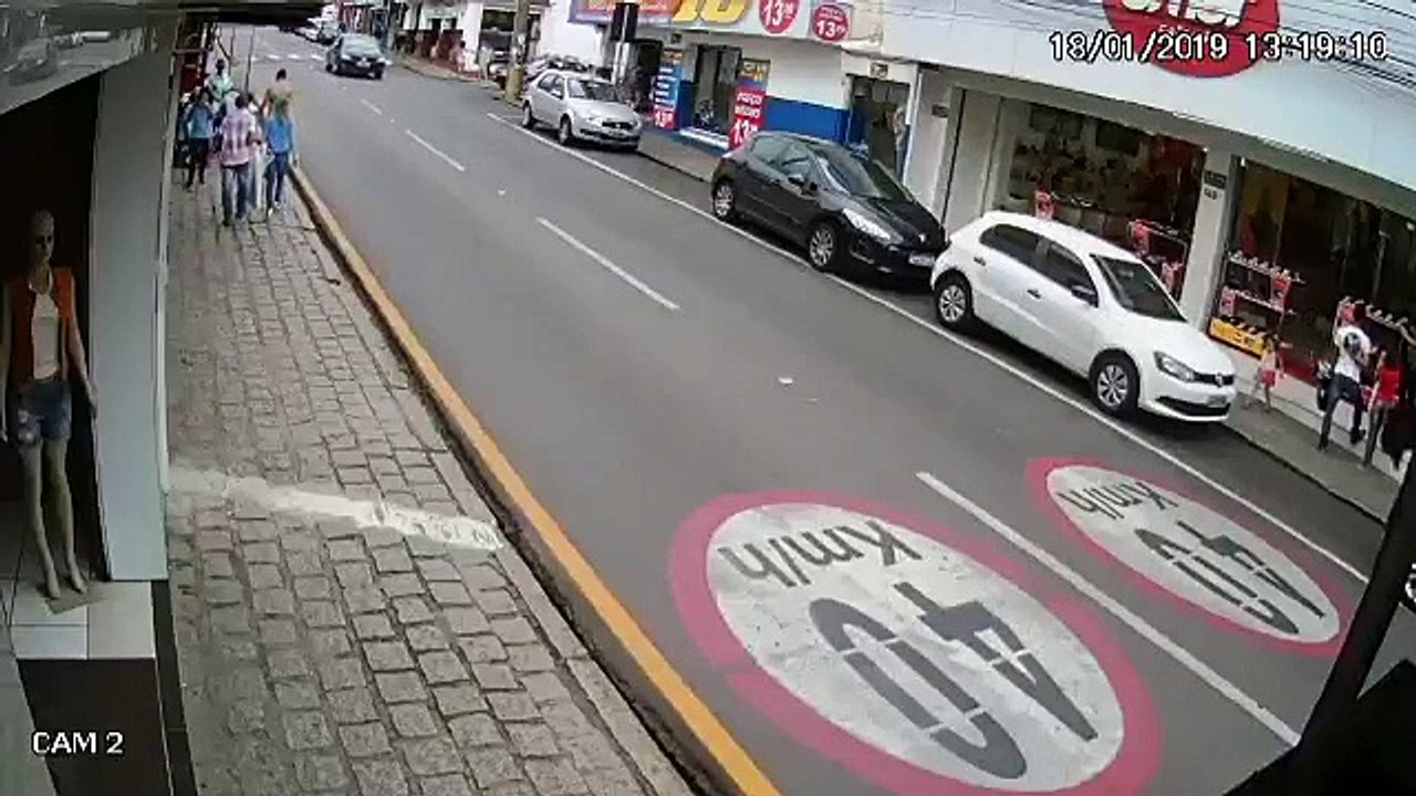 Une fillette échappe à la surveillance de sa mère et failli se faire écraser par une voiture