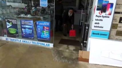 Yarım saatlik yağmur sonrası cadde ve sokaklar döle döndü