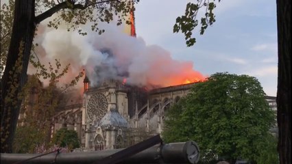 Télécharger la video: La flèche en feu de Notre-Dame de Paris s'effondre