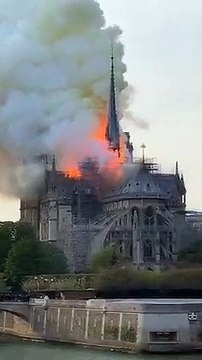 Violent incendie à Notre Dame de Paris avec des flammes qui s'élèvent dans la ciel de la capitale