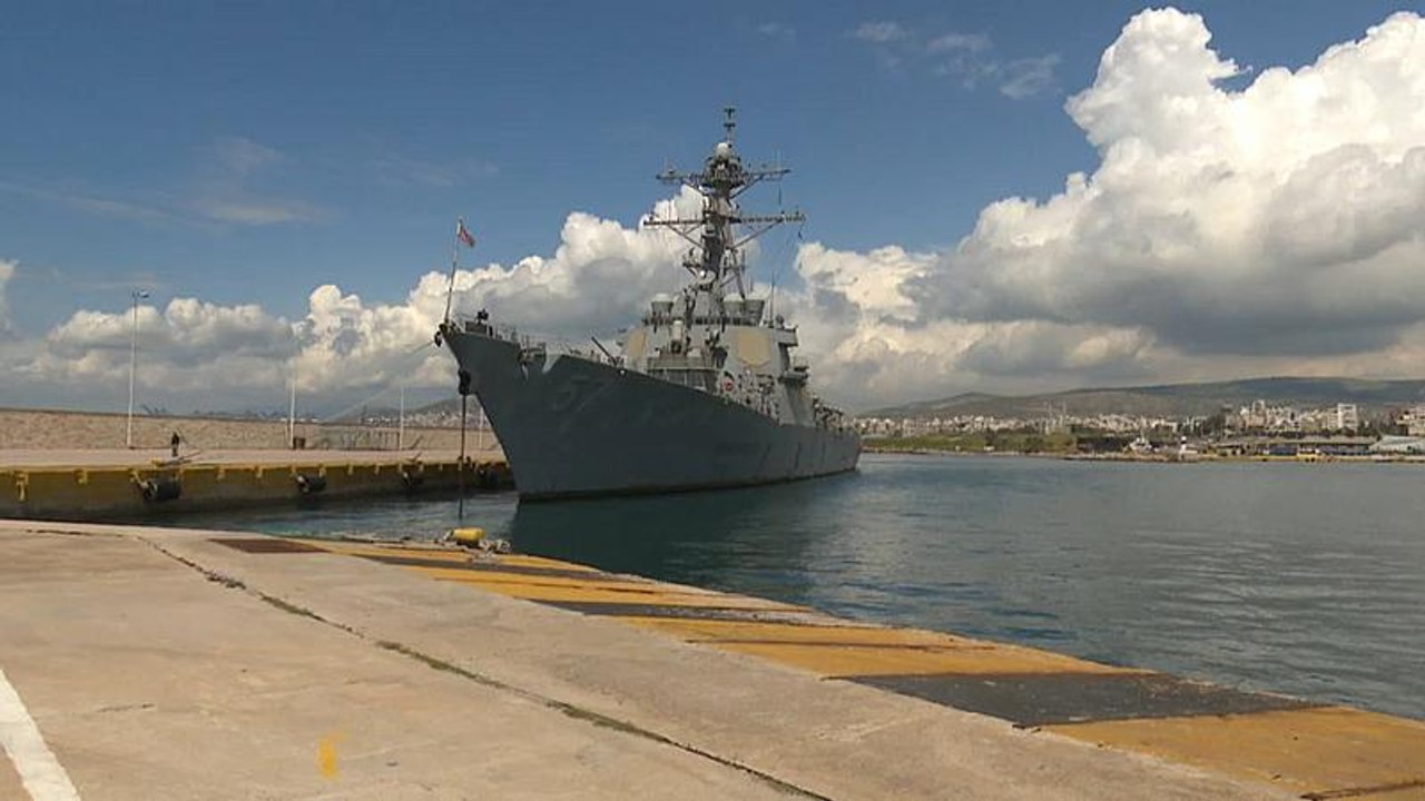 US-Zerstörer legt in Piräus an