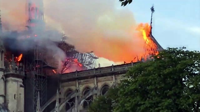 La flèche en feu de Notre-Dame de Paris s'effondre