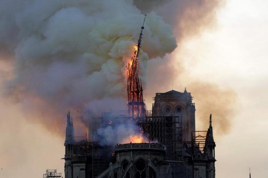 La flèche de Notre-Dame en feu s'effondre