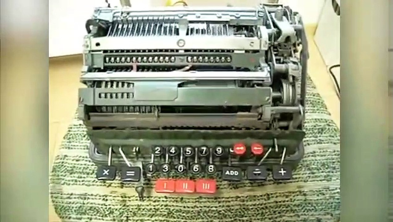 Une calculatrice mécanique tente de résoudre une division par zéro !