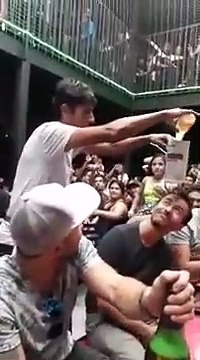 Cet homme fait de la magie noire dans un bar