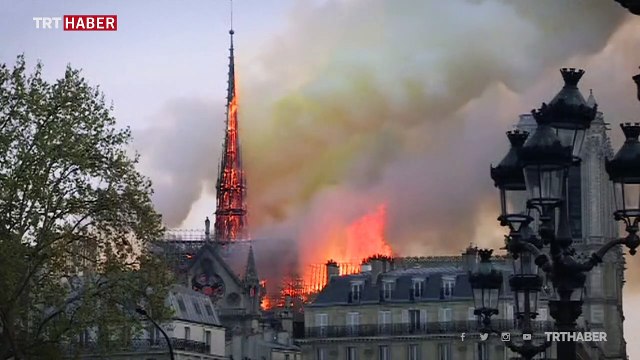 Ünlü Notre Dame Katedrali yanıyor