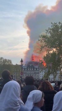 La flèche de Notre Dame s'effondre dans l'incendie de la Cathédrale !
