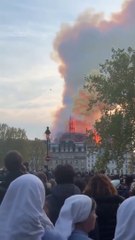 La flèche de Notre Dame s'effondre dans l'incendie de la Cathédrale !