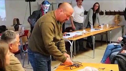 Il met la main dans un piège à loup pour faire avancer le dossier