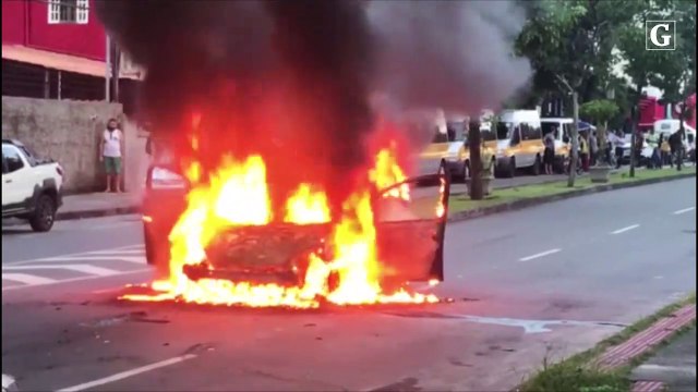 Carro pega fogo em Vitória