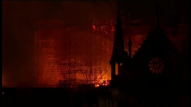 Le feu continue de ravager Notre-Dame de Paris à la nuit tombée