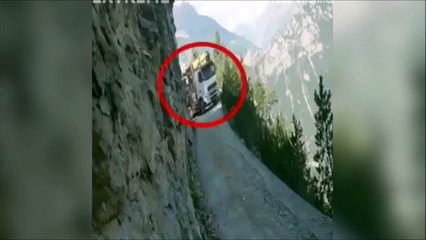 Un conducteur de camion vraiment doué sur une route de montagne