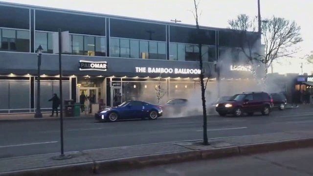 Quand des passants courageux stoppent un pyromane qui met le feu à des voitures