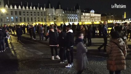 Download Video: Notre-Dame-de-Paris en feu : les Parisiens et touristes submergés par l'émotion