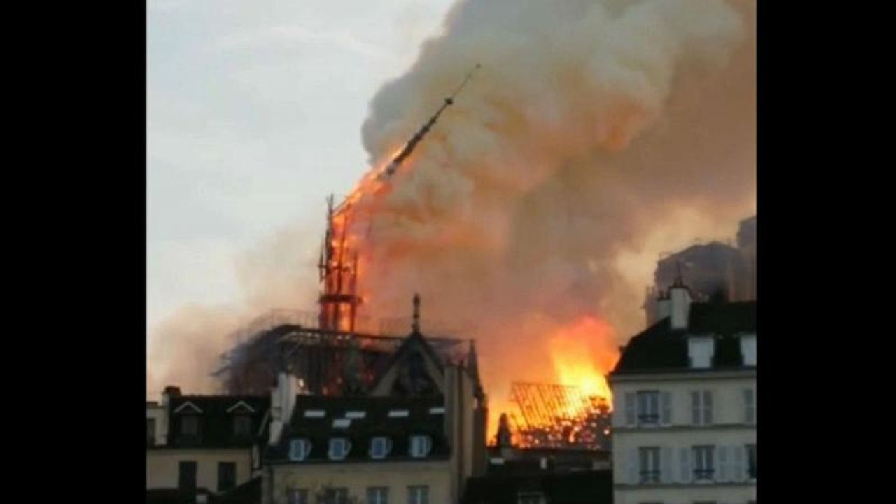 Video: Der Moment, in dem 'la flèche' von Notre-Dame einstürzt