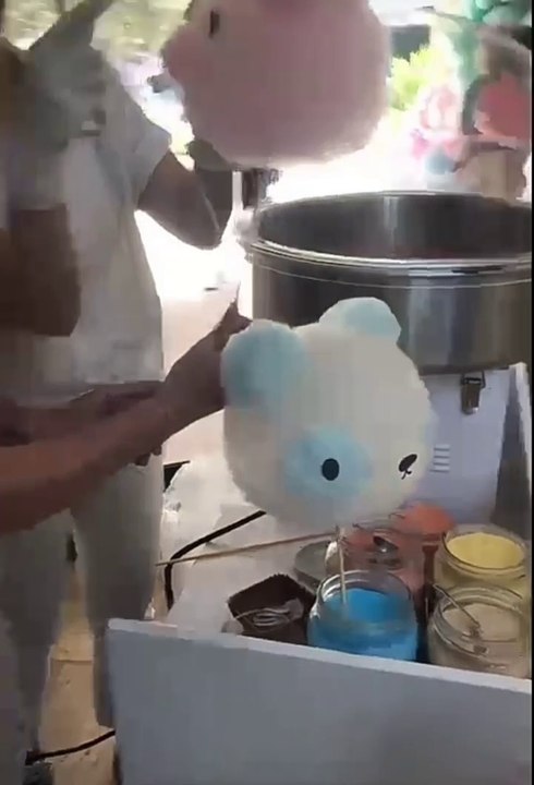 O Primeiro aniversário da pequena True filha de Khloé Kardashian - The first anniversary of the small True daughter of Khloé Kardashian - Kim and Khloé show party at instagram.