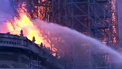 'Vamos reconstruir a Notre-Dame'