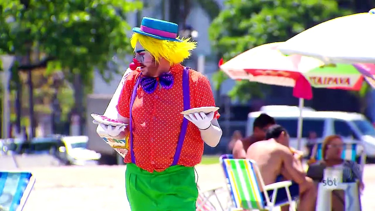 Câmera Escondida (23/10/16) - Palhaço Dá Tortada IV (Clown Attack Prank - Beach)