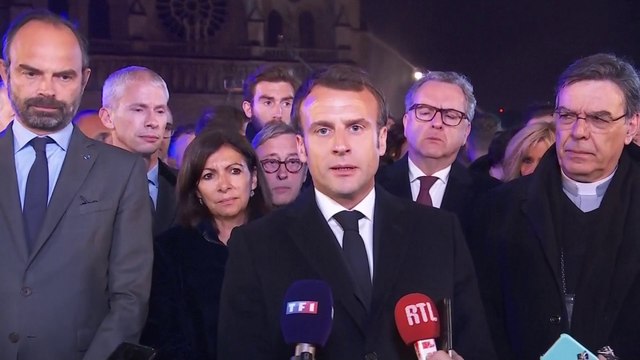 Cette cathédrale, nous la rebâtirons. La promesse d'Emmanuel Macron devant Notre-Dame en flammes