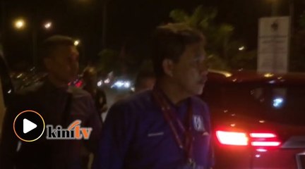 Penyokong sorak 'hidup Tok Mat' di luar dewan sekolah