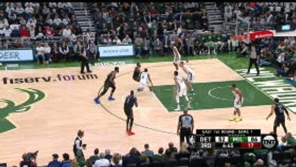 Giannis' brutal dunks as Bucks rout Pistons