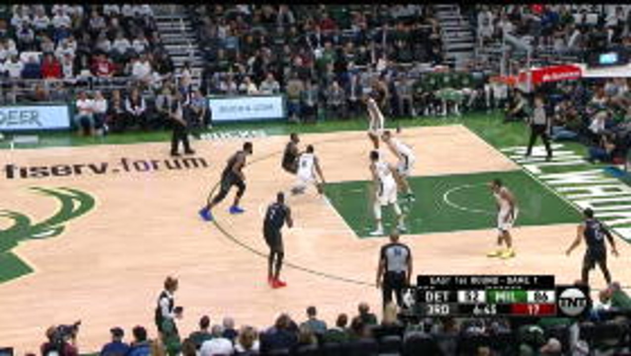 Giannis' brutal dunks as Bucks rout Pistons