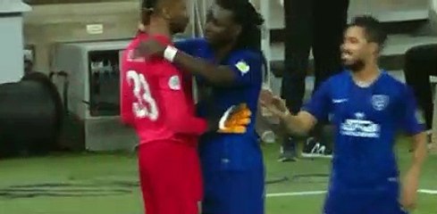Bafétimbi Gomis gives Al-Ahli Goalkeeper a hug to ease the situation