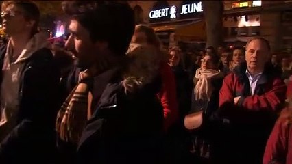 Cánticos y rezos han acompañado los trabajos de extinción de las llamas que han devorado Notre Dame