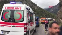 Antalya' da Midibüs Devrildi Ölü ve Yaralılar Var-2