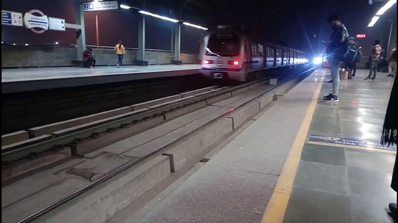 Delhi Metro's Standing Same Track One by One