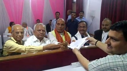 शक्ति प्रदर्शन कर राजनाथ सिंह ने किया नामांकन, बीजेपी के कई नेता रहे मौजूद